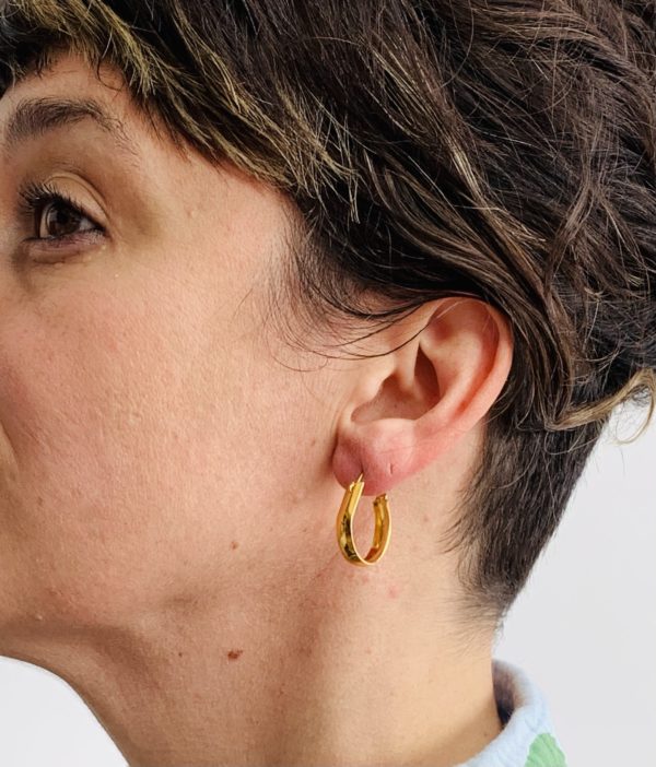 Simple gold plated small hoop earrings 2