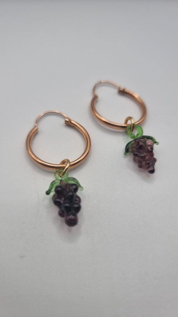 Vintage glass lampwork grape charm hoop earrings 1