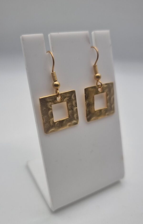Vintage gold hammered metal square earrings 2