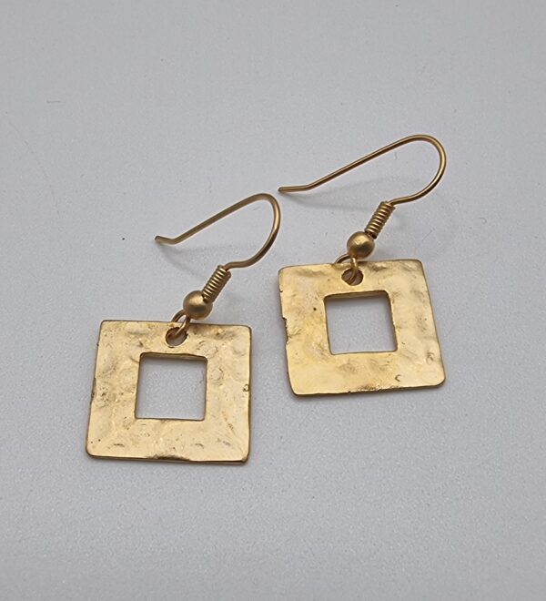 Vintage gold hammered metal square earrings 1