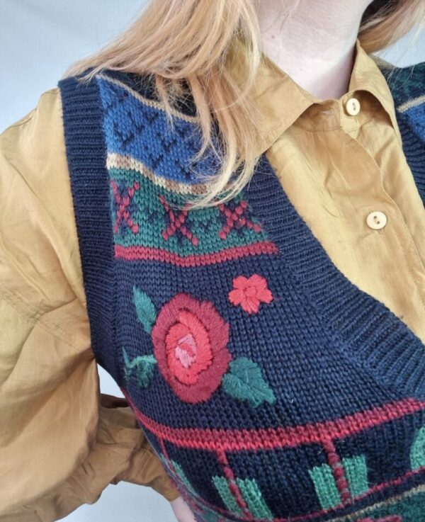 Knitted Rose Patterned Waistcoat UK 16-18 - Image 4